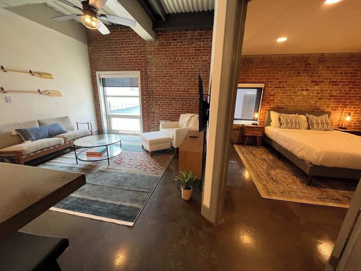 2 bedrooms, desk, iron/ironing board, WiFi