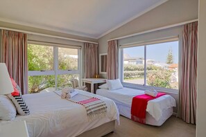 4 bedrooms, desk, iron/ironing board, free WiFi - 245 on 10th | Family | Sea Views || Grotto Beach (Hermanus)