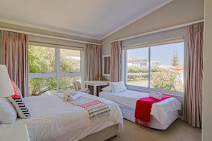 4 bedrooms, desk, iron/ironing board, WiFi (free)