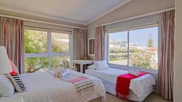 4 bedrooms, desk, iron/ironing board, free WiFi