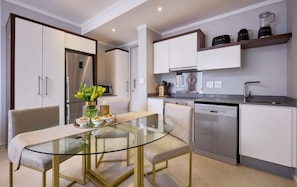 Comfort Apartment, 2 Bedrooms, Poolside | Private kitchenette