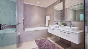 Comfort Apartment, 2 Bedrooms, Poolside | Bathroom - Masingita (Sandton)