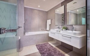 Departamento Confort, 2 habitaciones, junto a la alberca | Baño