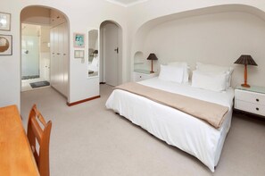5 bedrooms, desk, iron/ironing board, free WiFi - 142 on 10th | Family Living | Voëlklip Beach (Hermanus)