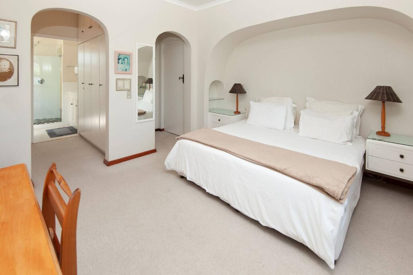 5 Schlafzimmer, Schreibtisch, Bügeleisen/Bügelbrett, kostenloses WLAN