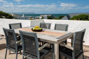 Outdoor dining - 142 on 10th | Family Living | Voëlklip Beach (Hermanus)