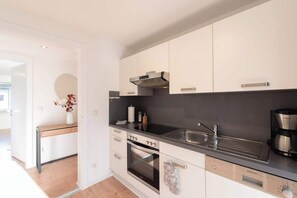 Jääkaappi, uuni, liesi, astianpesukone