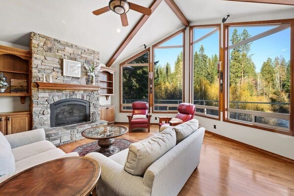 Smart TV, chimenea y tenis de mesa 