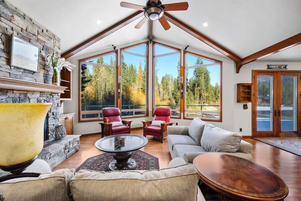 Smart TV, fireplace, ping pong