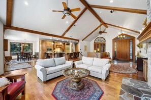 Televisión, chimenea y oficina 