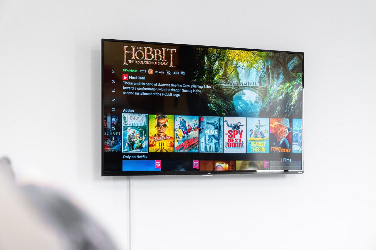 Ein Flachbildfernseher zeigt eine Netflix-Oberfläche, wobei der Film „Der Hobbit: Desolation des Smaugs“ hervorgehoben ist.