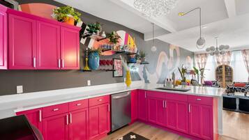 Een koelkast, een magnetron, een oven, een kookplaat