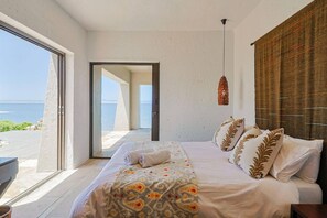 5 bedrooms, desk, iron/ironing board, WiFi (free)