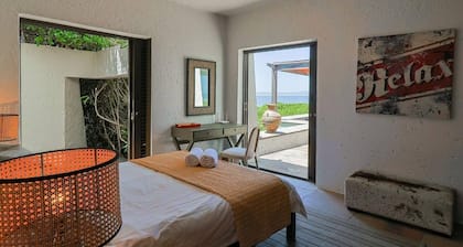 Whale Haven Villa, Hermanus | Oceanfront Pool & Whale Watching