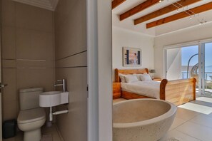 Ein modernes Badezimmer mit Toilette, Waschbecken und Dusche.