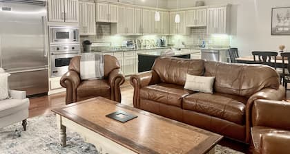 The Square at your doorstep/ mile to the Grove! Luxury condo!!