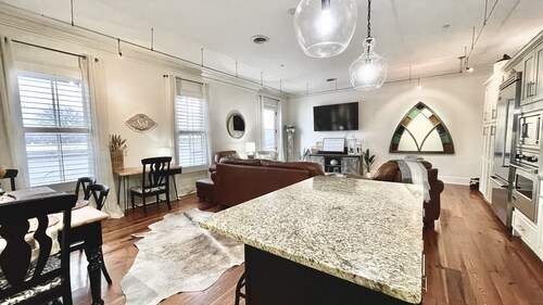 The Square at your doorstep/ mile to the Grove! Luxury condo!!