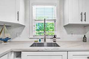 Geladeira, micro-ondas, cooktop, cafeteira/chaleira