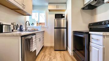 Geladeira, micro-ondas, fogão, cooktop