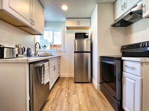 Kühlschrank, Mikrowelle, Ofen, Herdplatte