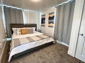 1 chambre, fer et planche à repasser, lit de bébé portatif