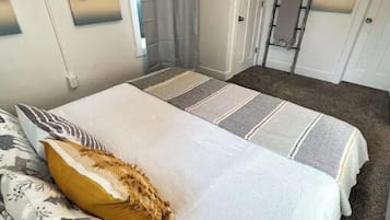 1 habitación, escritorio, tabla de planchar con plancha y wifi gratis