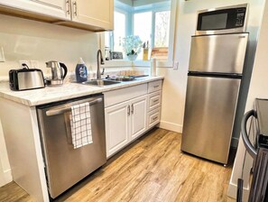 Refrigerador, microondas, horno y parrilla de estufa 