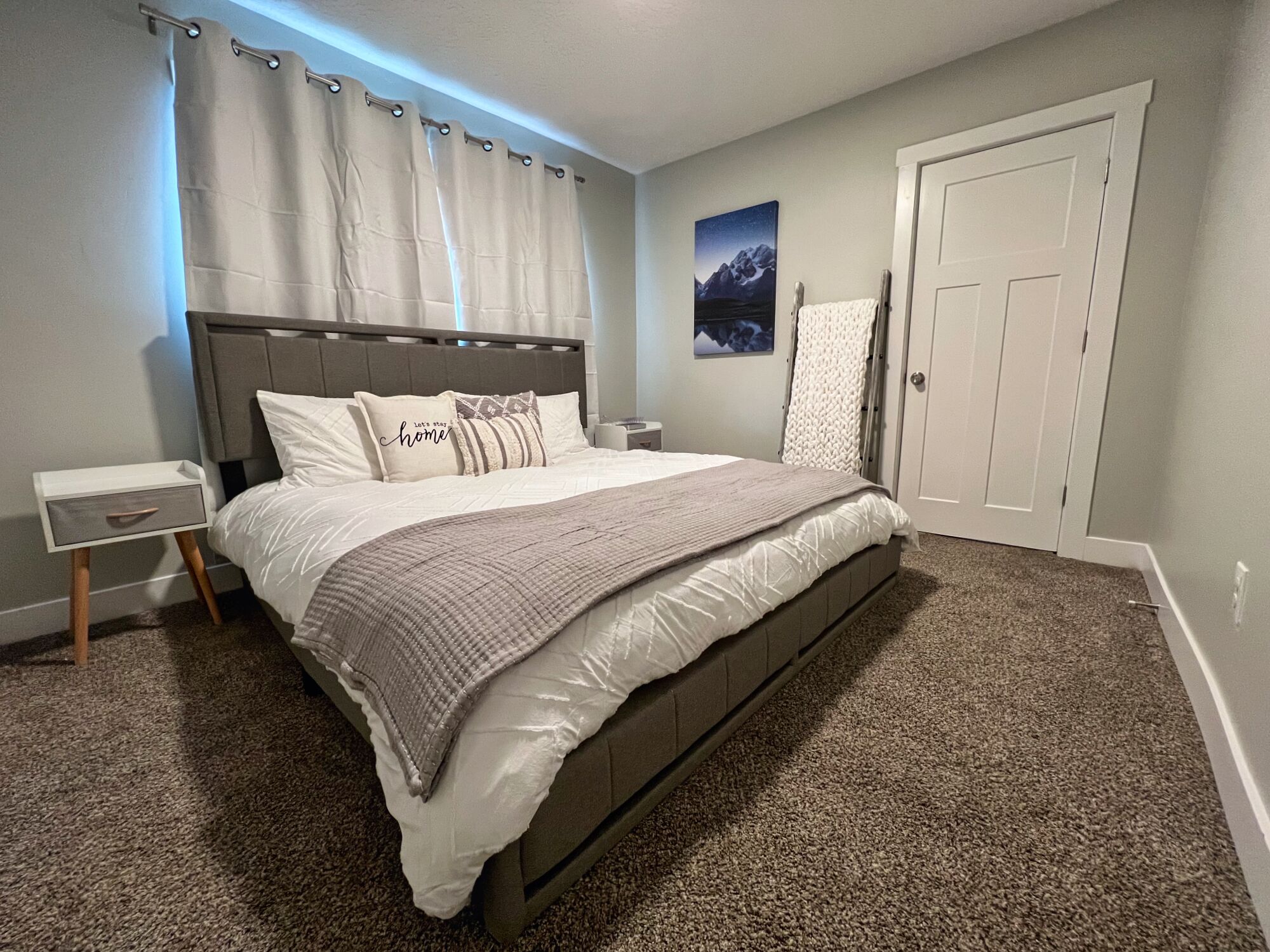 3 bedrooms, desk, iron/ironing board, travel crib