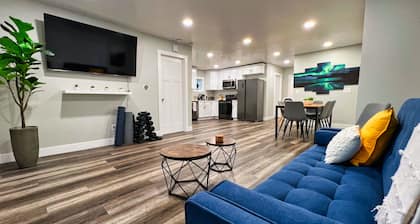 Sun & Snow Bungalow, Remodeled, W&D, Hot Tub