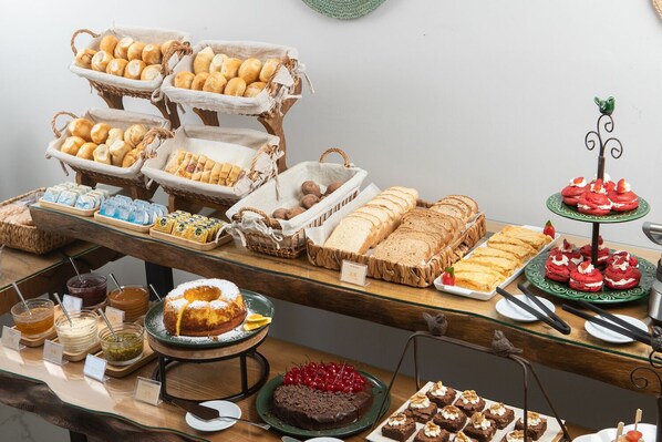 Free daily continental breakfast - Altitude Lodge (Campos do Jordão)