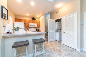 Fridge, microwave, oven, stovetop - Deluxe 4BD near Disney / Central no rear neighbors (Kissimmee)