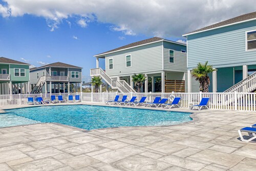 Placid home with balcony, patio, gas grill, washer/dryer, & pool - golf nearby