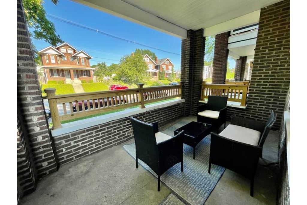 Luxury Apt. Near Downtown / King Bed / Hot Tub / Private Patio
