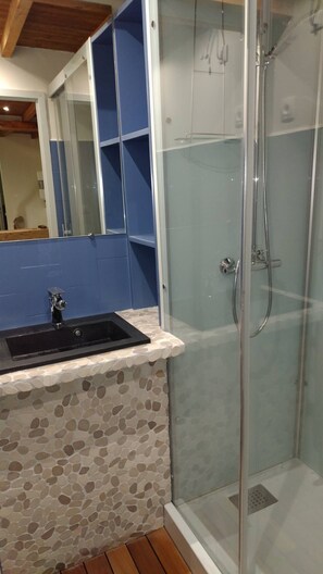 Shower, hair dryer, towels, soap - Le Gîte des Trois Ruisseaux (Fougaron)