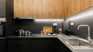 Jääkaappi, mikroaaltouuni, uuni, astianpesukone