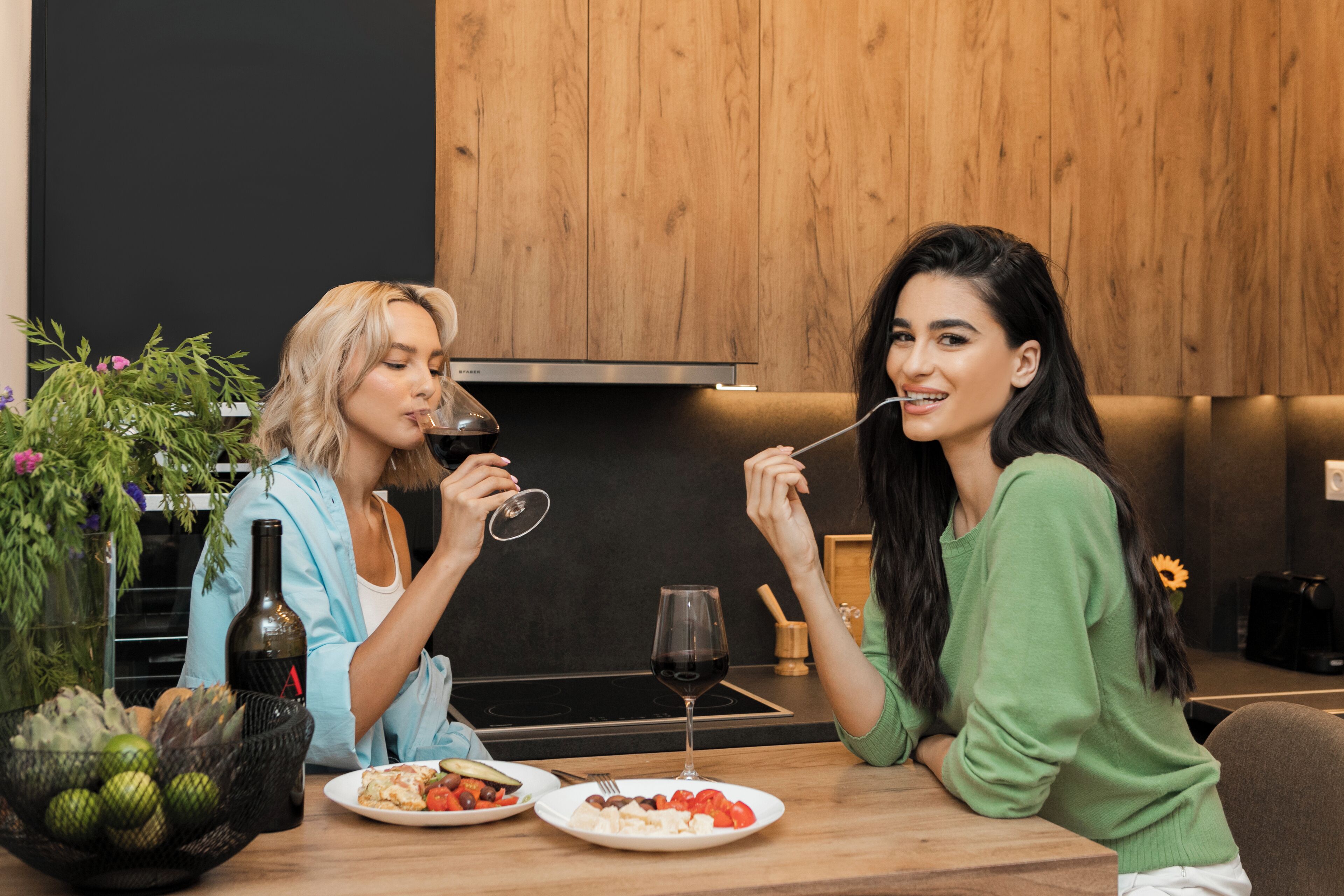 Jääkaappi, mikroaaltouuni, uuni, astianpesukone