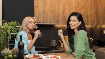 Jääkaappi, mikroaaltouuni, uuni, astianpesukone