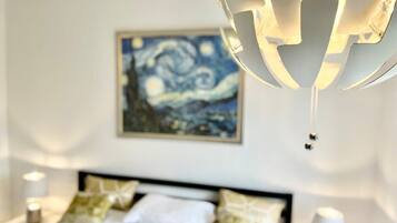 5 bedrooms, iron/ironing board, WiFi, bed sheets