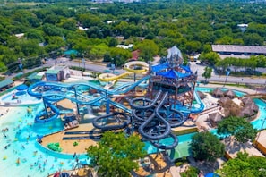Vue aérienne d’un parc aquatique avec de nombreux toboggans et plusieurs piscines.