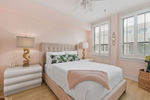 1 bedroom, WiFi - center PalmBch/ 1BR King/ poolview/ free parking/ private Wi-Fi/ walkable (Palm Beach)