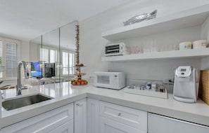 Refrigerador, microondas, cafetera y tetera y tostadora