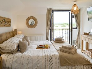 3 bedrooms, free WiFi, bed sheets