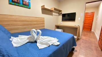 Minibar, decoración personalizada y escritorio