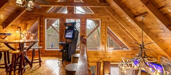 Peaceful Getaway, Excellent Location, Hot Tub,  4 King Beds, Theater & Game Room