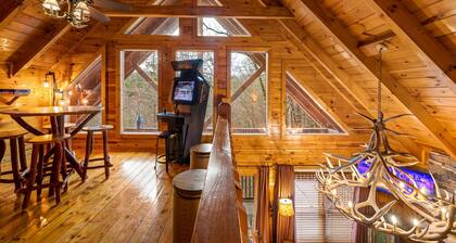 Peaceful Getaway, Excellent Location, Hot Tub, 4 King Beds, Theater & Game Room