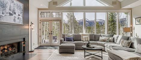 Télévision à écran plat, cheminée