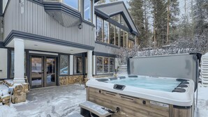 Ein modernes Haus mit Whirlpool im Garten.