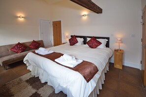 2 bedrooms, iron/ironing board, free WiFi, bed sheets - High Quality , Rural Views Peaceful, AONB, Jurrasic Coast, Dog Friendly. (Colyton)