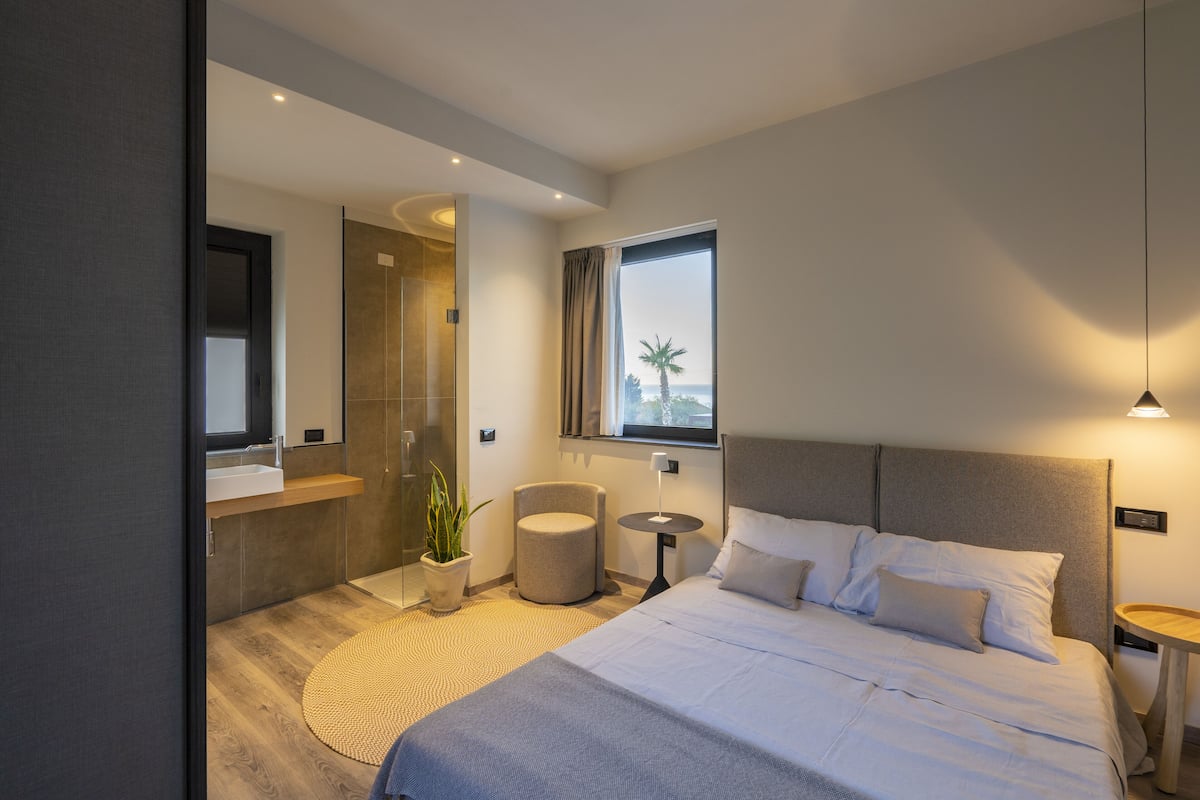 Romantische tweepersoonskamer, uitzicht op zee | Donzen dekbedden, pillowtop-bedden, een minibar, een kluis op de kamer