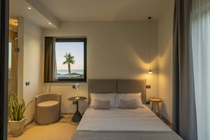 Habitación romántica doble, vistas al mar | Edredones de plumas, colchones con acolchado adicional, minibar